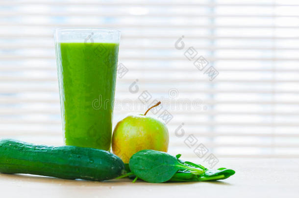 绿色蔬菜和水果的新鲜果汁。 健康的维生素饮料。