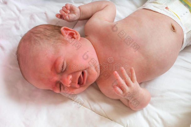 婴儿或新生儿正在哭泣，并患有绞痛