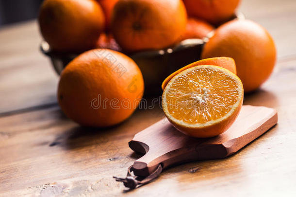 切橘子。 按橙色手动方法。 橘子和切片橘子，<strong>果汁</strong>和<strong>榨</strong>汁机。