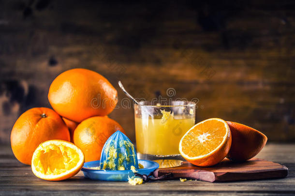切橘子。 按橙色手动方法。 橘子和切片橘子，<strong>果汁</strong>和<strong>榨</strong>汁机。