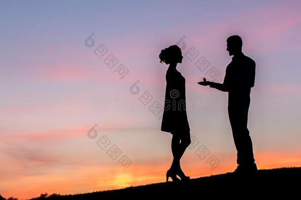 男人在美丽的天空上为女孩做<strong>求婚</strong>。