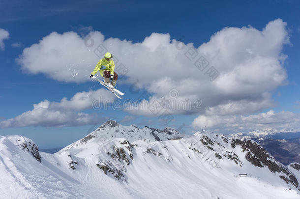 在山上飞滑雪者。 极限运动