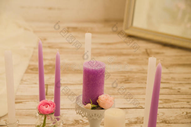 蜡烛和鲜花。<strong>婚庆</strong>装饰