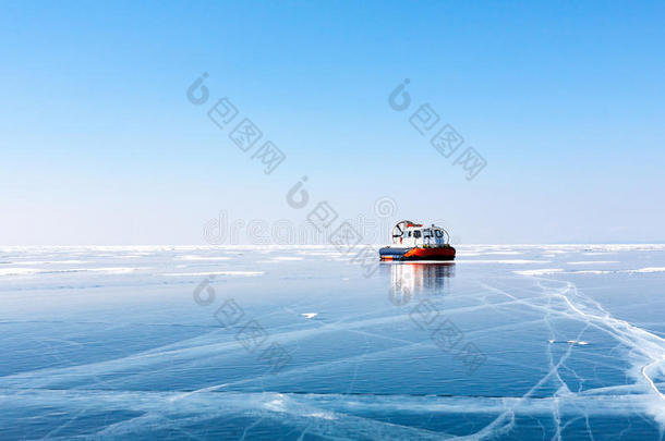 北极的亚视贝加尔湖蓝色船