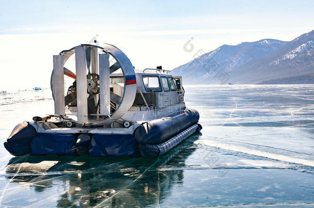 北极的亚视贝加尔湖蓝色船