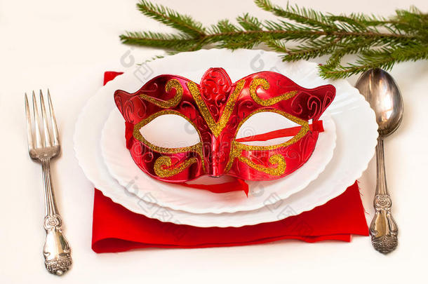 圣诞盘和带红色面具的银器