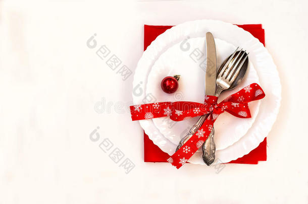 圣诞盘和带红丝带的银器