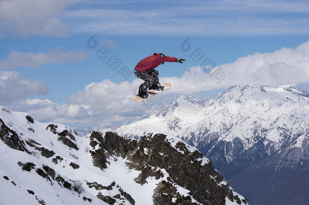 在山上飞滑雪板。 极限运动