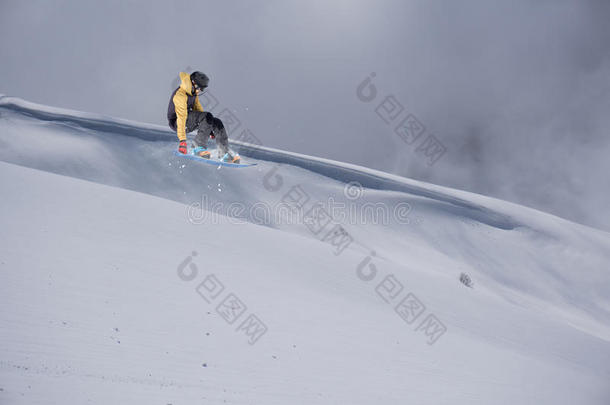 在山上飞<strong>滑雪</strong>板。 <strong>极限</strong>运动