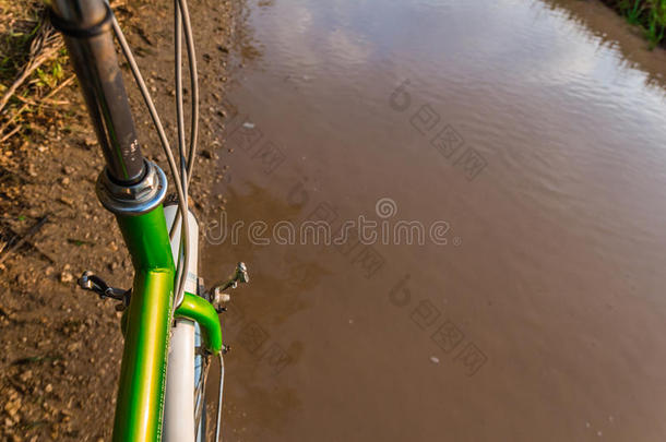 自行车穿过泥泞的土路