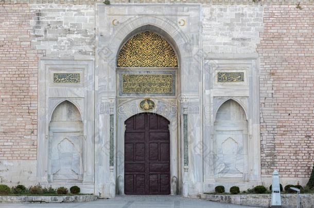 土耳其伊斯坦布尔托普卡皮宫第一院子的大门
