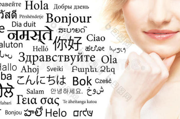 美丽的金发女郎跨越不同的世界语言背景