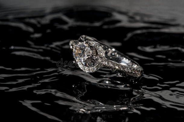 钻石订婚戒指漂浮在水中