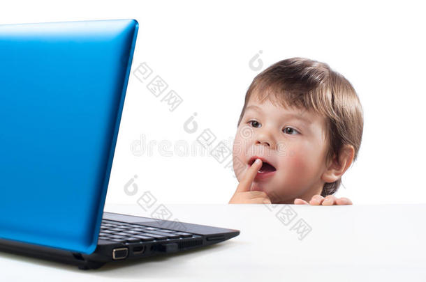 男孩小孩计算机好奇心教育