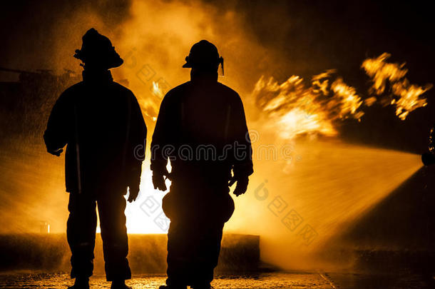 消防队员用水灭火