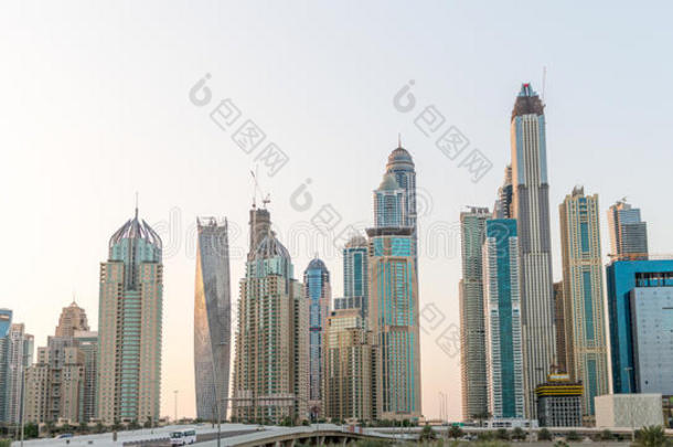 迪拜-2015年10月8日：黄昏时分的迪拜码头天际线。 迪拜每年吸引1000万人