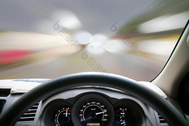 汽车仪表板在路上行驶<strong>时速</strong>度很快。 汽车开得很快。