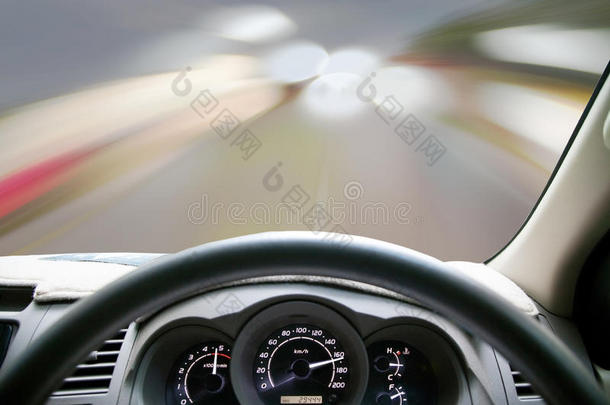 汽车仪表板在路上行驶时速度很快。 汽车开得很快。