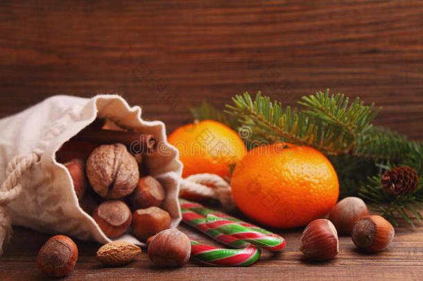 圣诞精神：坚果，橘子，圣诞树，坚果，手电筒