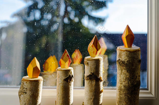 手工木制蜡烛作为橱窗圣诞装饰