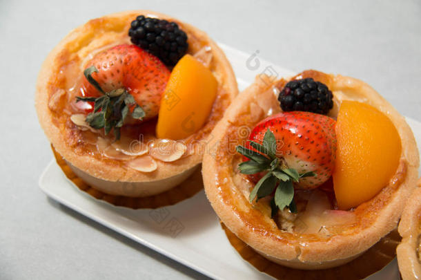 新鲜甜点水果馅饼在各种热带水果