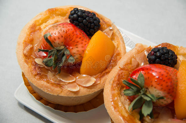 新鲜甜点水果馅饼在各种热带水果
