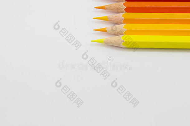 白色背景上的彩色铅笔暖色调