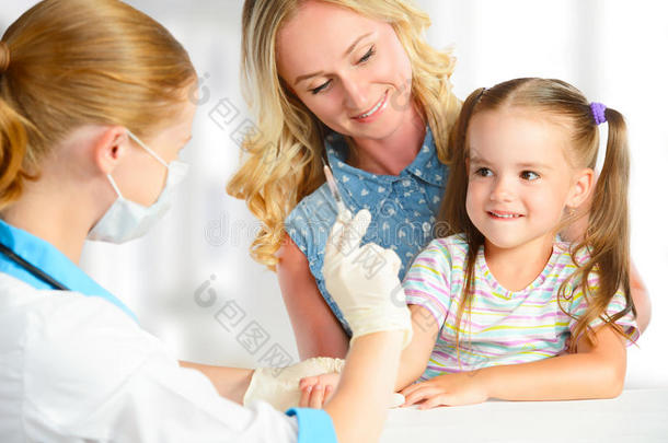 儿科医生为儿童接种疫苗