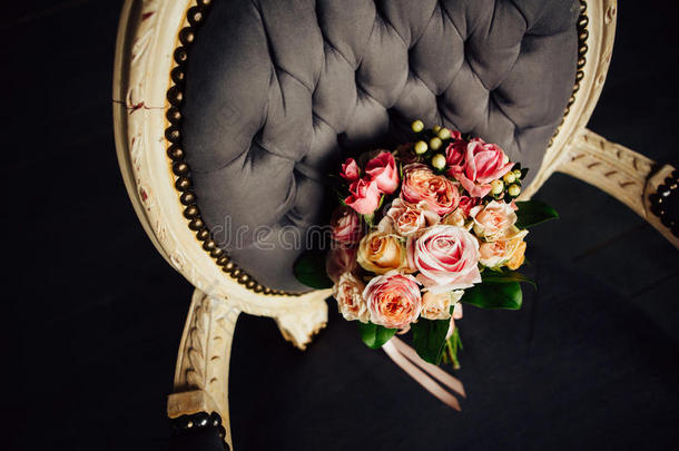 美丽的婚礼花束在豪华的椅子上
