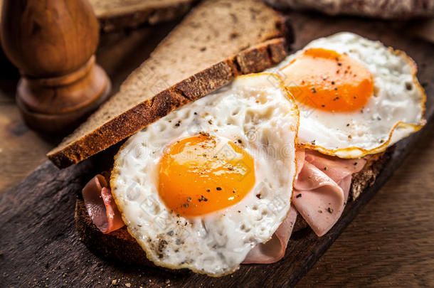 早餐煎鸡蛋和火腿