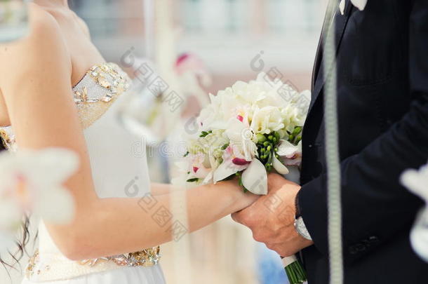 新郎和新娘在<strong>婚礼</strong>上，双手紧闭。 新婚夫妇和<strong>户外婚礼</strong>