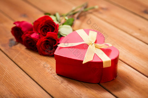 心形礼盒和红玫瑰特写镜头