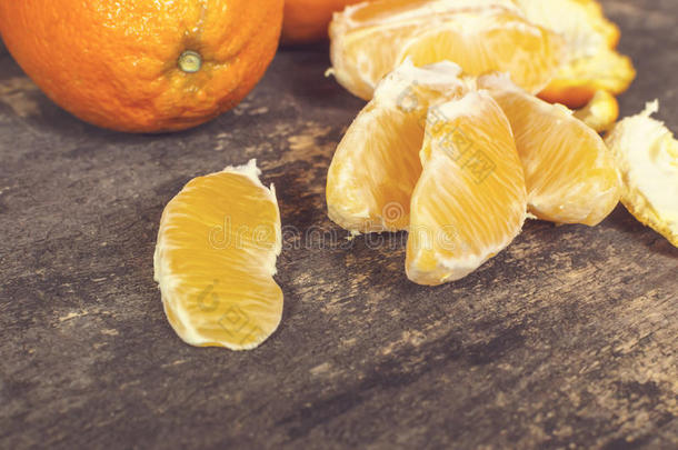 木制桌子上新鲜成熟的甜橙热带水果。