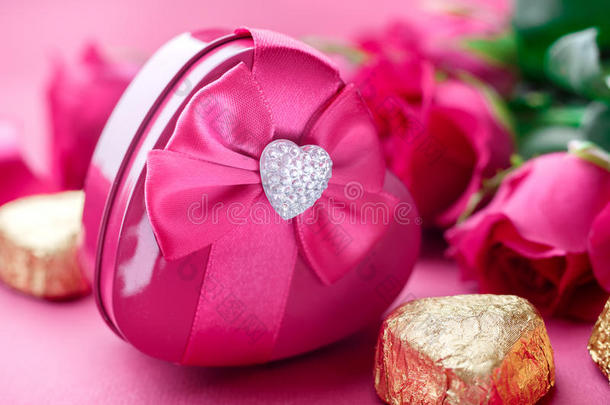 礼品盒，粉红色玫瑰和糖果，特写。 情人节