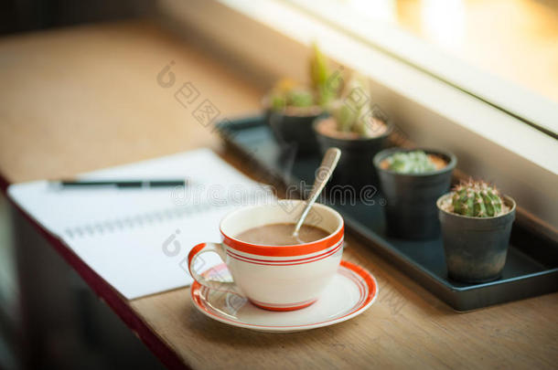 咖啡厅木条上的咖啡杯