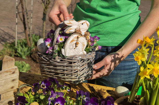 复活节手工装饰与春天的花朵和兔子在家里