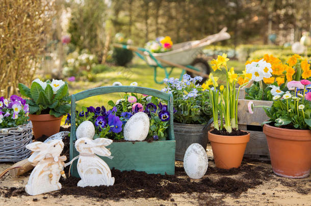 复活节手工装饰与春天的花朵和兔子在家里