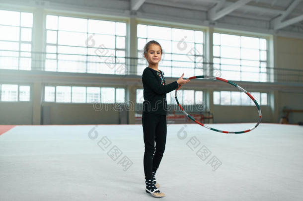 女孩学习在艺术体操中使用箍。