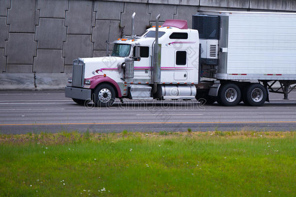 大型钻机半卡车定制与冷藏拖车单位在道路上