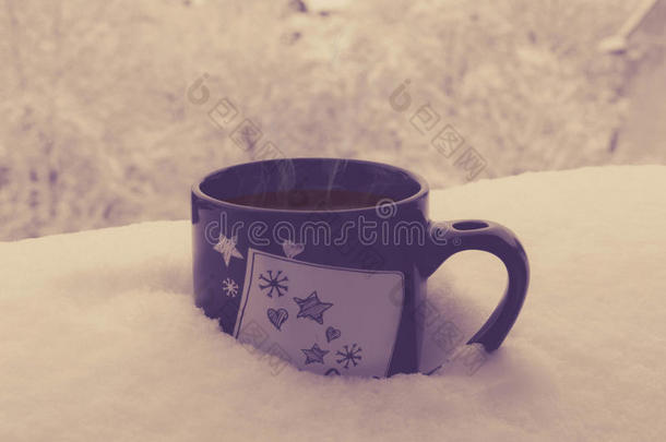 雪地里的咖啡