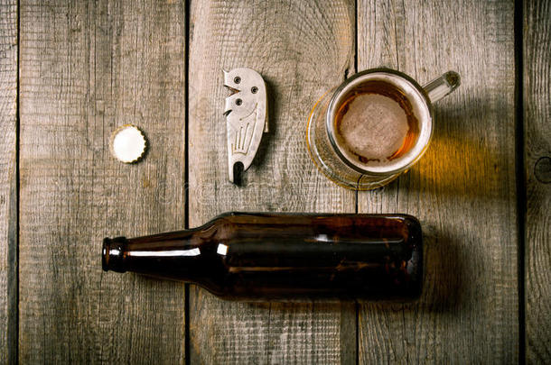 瓶子，一杯啤酒，开瓶器，软木塞