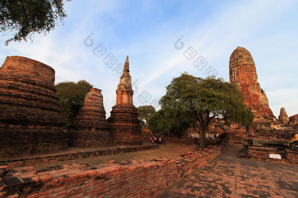 城市建筑仍然存在，佛拉拉姆寺庙（瓦夫拉拉姆）遗址在大城府，泰国