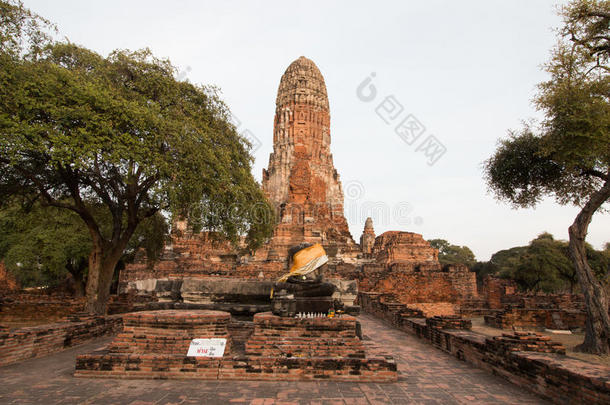 城市建筑仍然存在，佛拉拉姆寺庙（瓦夫拉拉姆）遗址在大城府，泰国