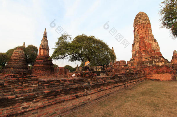 城市建筑仍然存在，佛拉拉姆寺庙（瓦夫拉拉姆）遗址在大城府，泰国