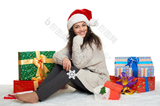 美丽的年轻女孩戴着圣诞帽，带着大雪花玩具和GIF
