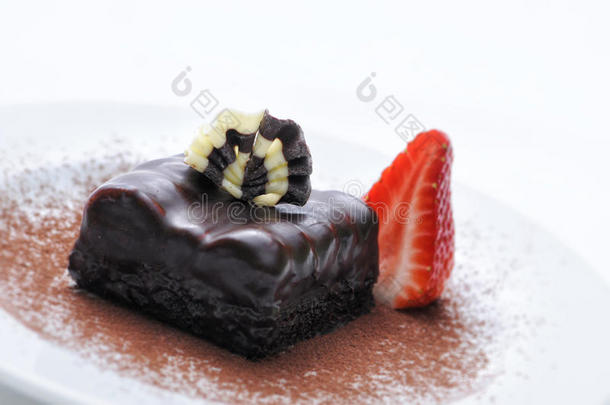 白色盘子上的巧克力蛋糕，蛋糕上的巧克力装饰，在线商店摄影，糕点，甜点，草莓
