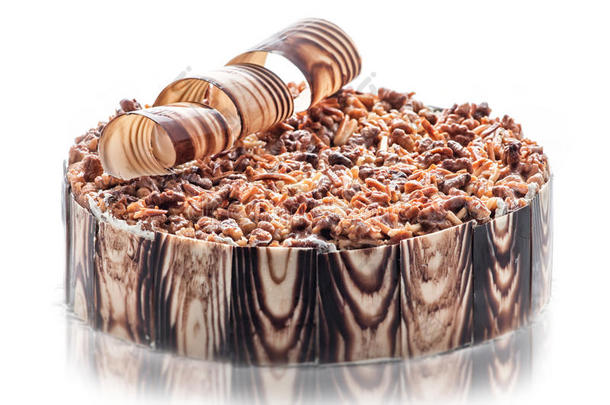 生日巧克力蛋糕，坚果和巧克力装饰，奶油蛋糕，糕点，商店摄影，甜点