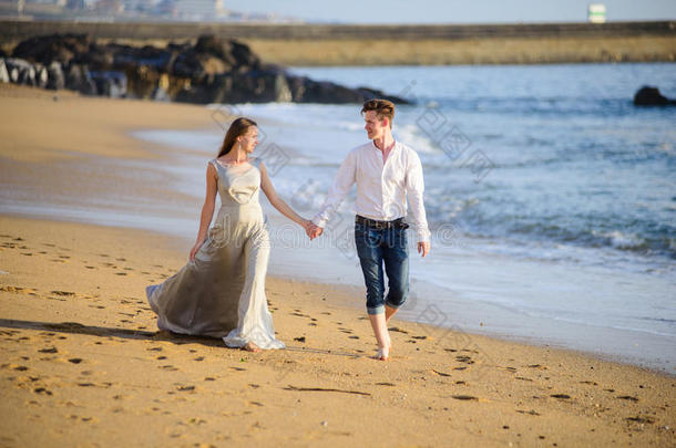 海滩夫妇在浪漫的旅行蜜月中散步