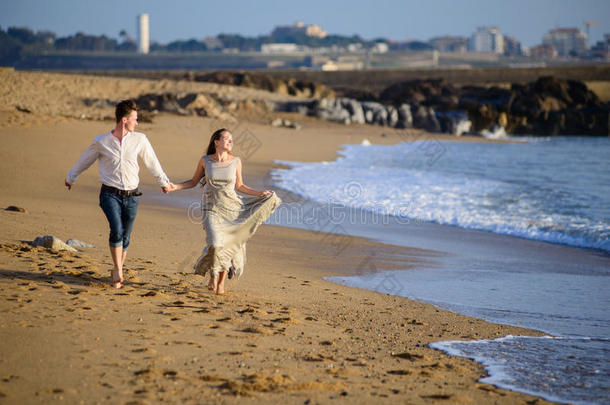 海滩夫妇在浪漫的旅行蜜<strong>月中</strong>散步
