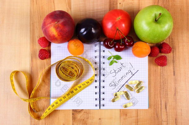 水果，药片补充剂和厘米与笔记本，<strong>减肥</strong>和健康食品